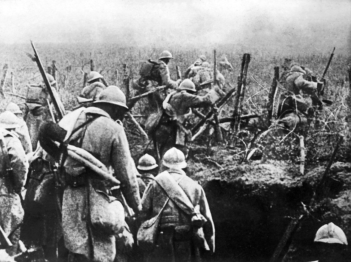 Francuscy żołnierze pod Verdun (1916). Wielomiesięczna bitwa pochłonęła setki tysięcy ofiar, stając się symbolem bezsensu wojny na wyniszczenie. · źródło: nieznany, Wikimedia Commons, domena publiczna
