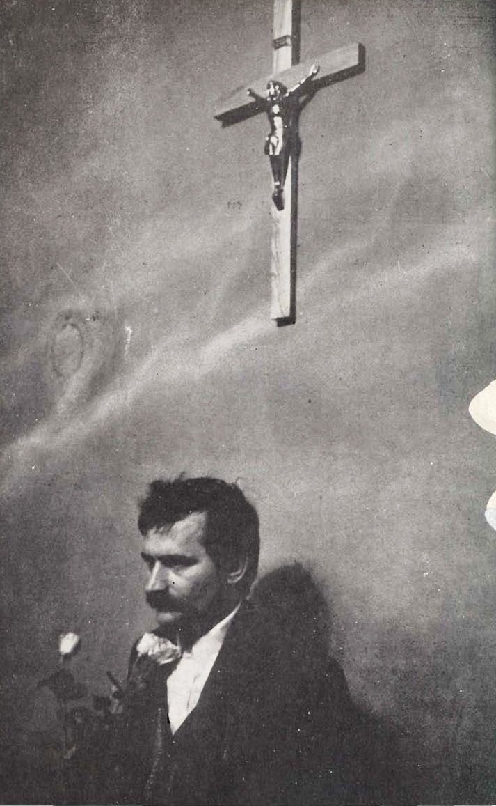 Lech Wałęsa podczas strajku w Stoczni Gdańskiej, sierpień 1980. Z fali strajków narodził się NSZZ „Solidarność” — pierwszy w bloku wschodnim niezależny związek zawodowy. · źródło: nieznany, Wikimedia Commons, domena publiczna