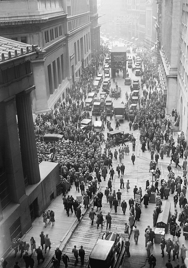 Tłum przed nowojorską giełdą po krachu 29 października 1929 („czarny czwartek”). Załamanie kursów akcji uruchomiło najgłębszy kryzys gospodarczy XX w. · źródło: rząd USA, Wikimedia Commons, domena publiczna
