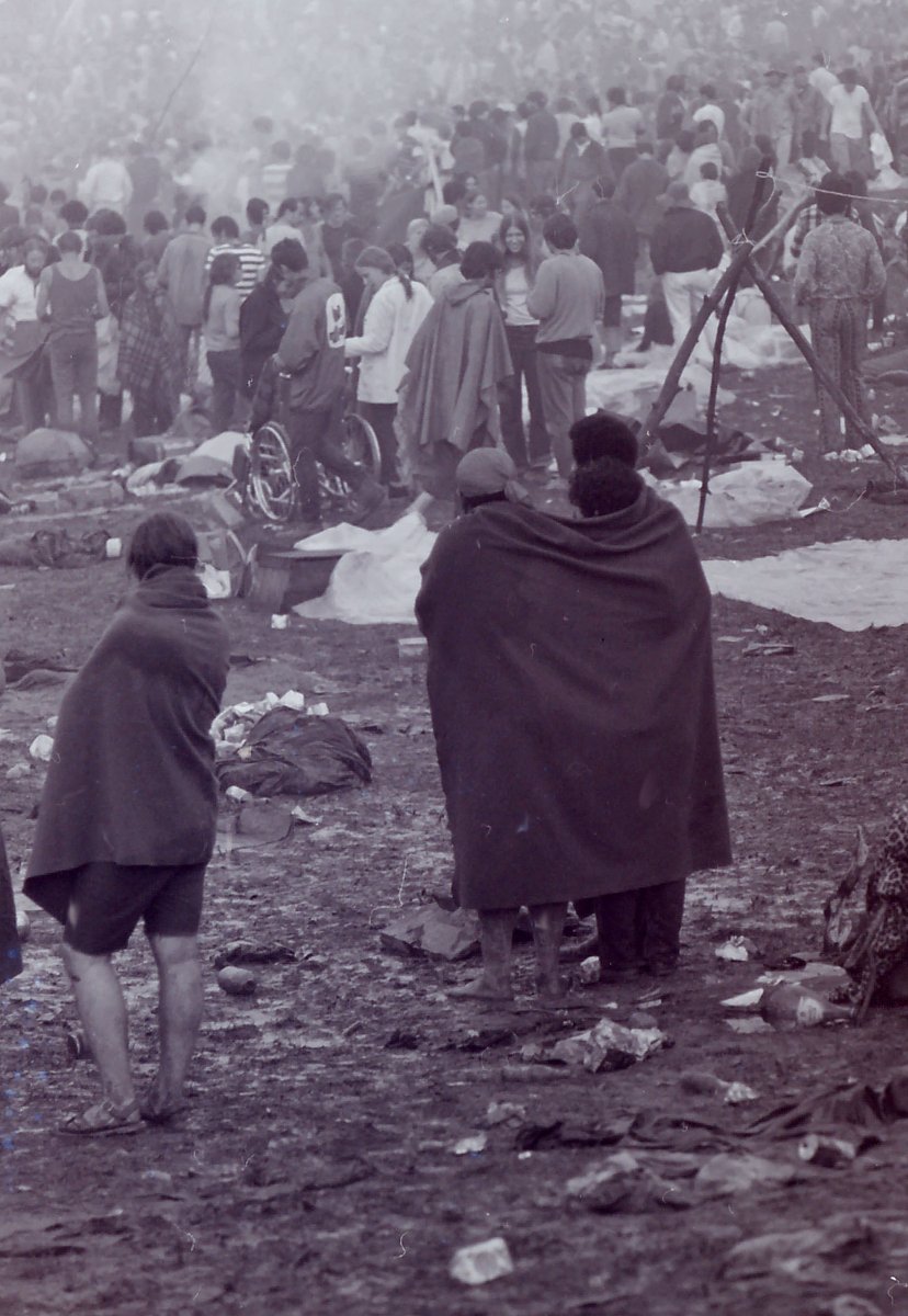 Festiwal Woodstock, 1969 — symbol młodzieżowej kontrkultury. Pokolenie lat 60. kwestionowało autorytety, wojnę i tradycyjne normy obyczajowe. · źródło: Mark Goff, Wikimedia Commons, domena publiczna