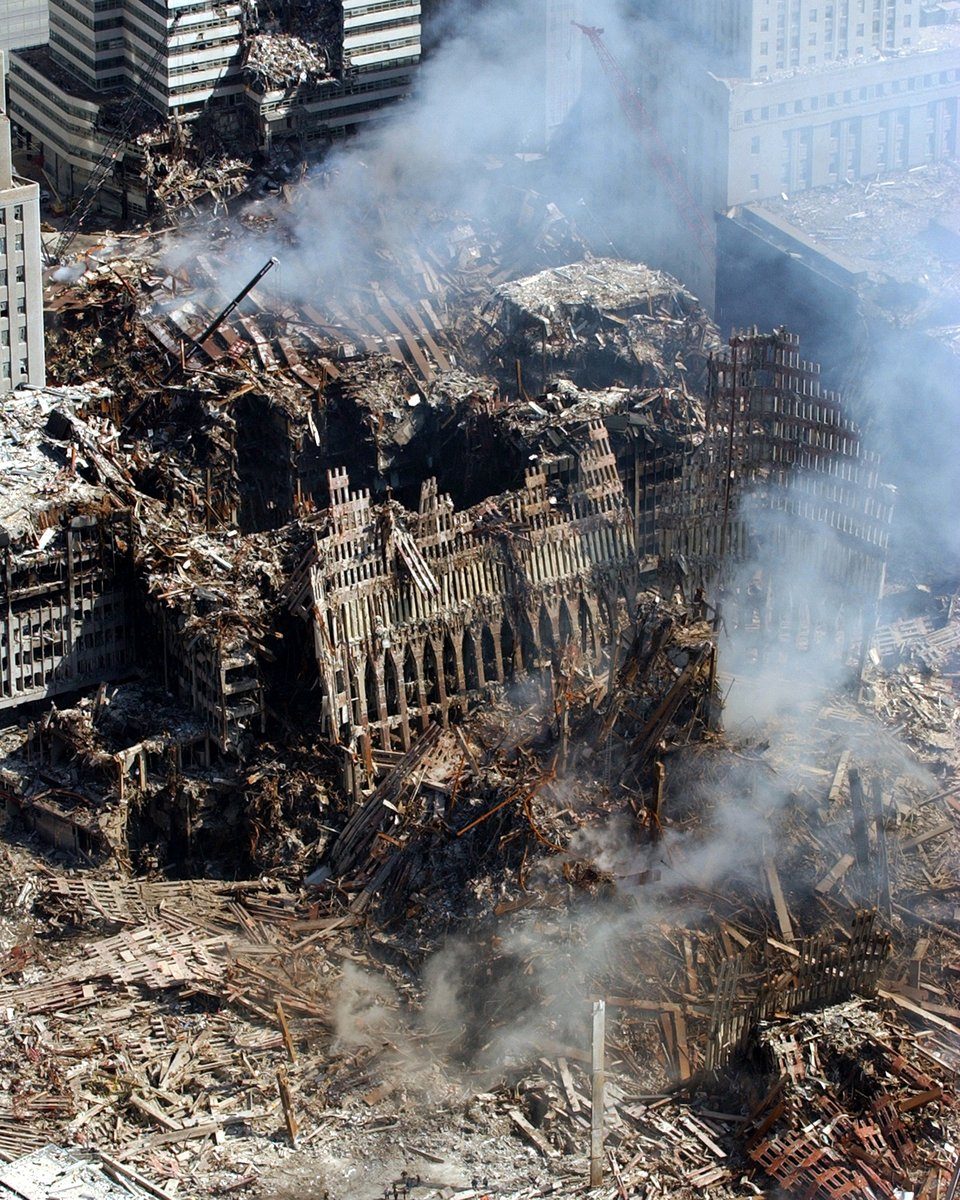 Ground Zero w Nowym Jorku po zamachach z 11 września 2001. Atak Al-Kaidy na World Trade Center zapoczątkował globalną „wojnę z terroryzmem”. · źródło: U.S. Navy, Wikimedia Commons, domena publiczna