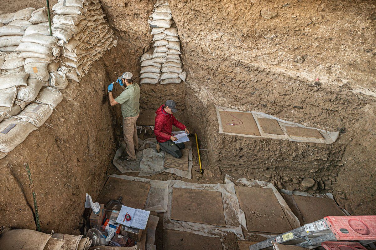 Archeolodzy na stanowisku wykopaliskowym. Źródłem historycznym jest każdy ślad działalności człowieka — także materialny: narzędzia, naczynia czy budowle wydobywane z ziemi. · źródło: Greg Shine / BLM, Wikimedia Commons, domena publiczna