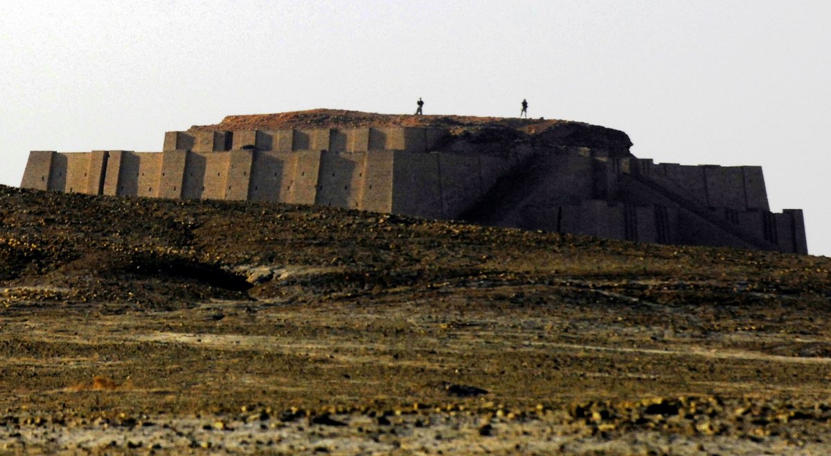 Wielki zigurat w Ur — schodkowa świątynia-wieża sumeryjska (ok. 2100 p.n.e.). Sumerowie, „pierwsi” twórcy miast-państw, wznosili zigguraty jako centra kultu i władzy. · źródło: Cherie A. Thurlby, Wikimedia Commons, domena publiczna