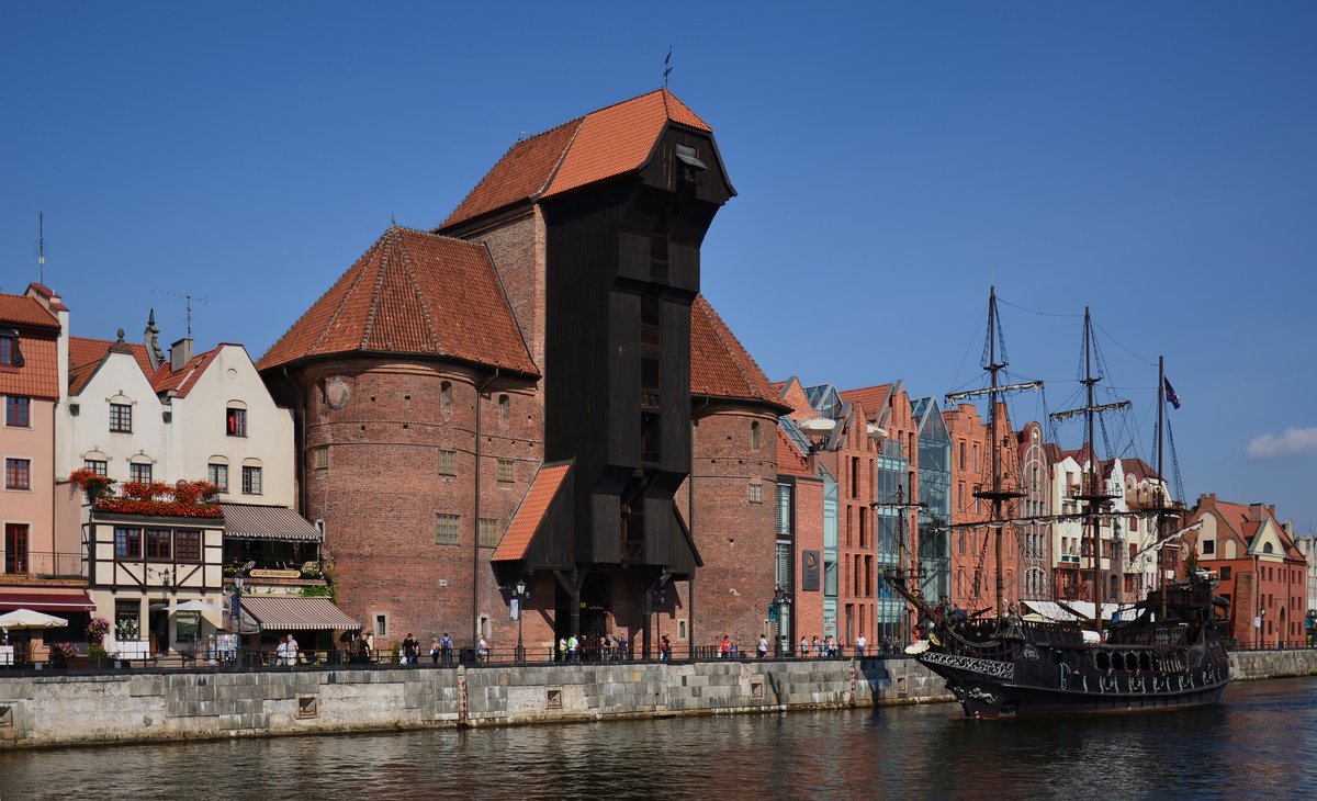 Żuraw gdański nad Motławą — największy średniowieczny dźwig portowy Europy, służył do przeładunku towarów, w tym zboża, w gdańskim porcie. · źródło: 1bumer, Wikimedia Commons, CC BY-SA 3.0