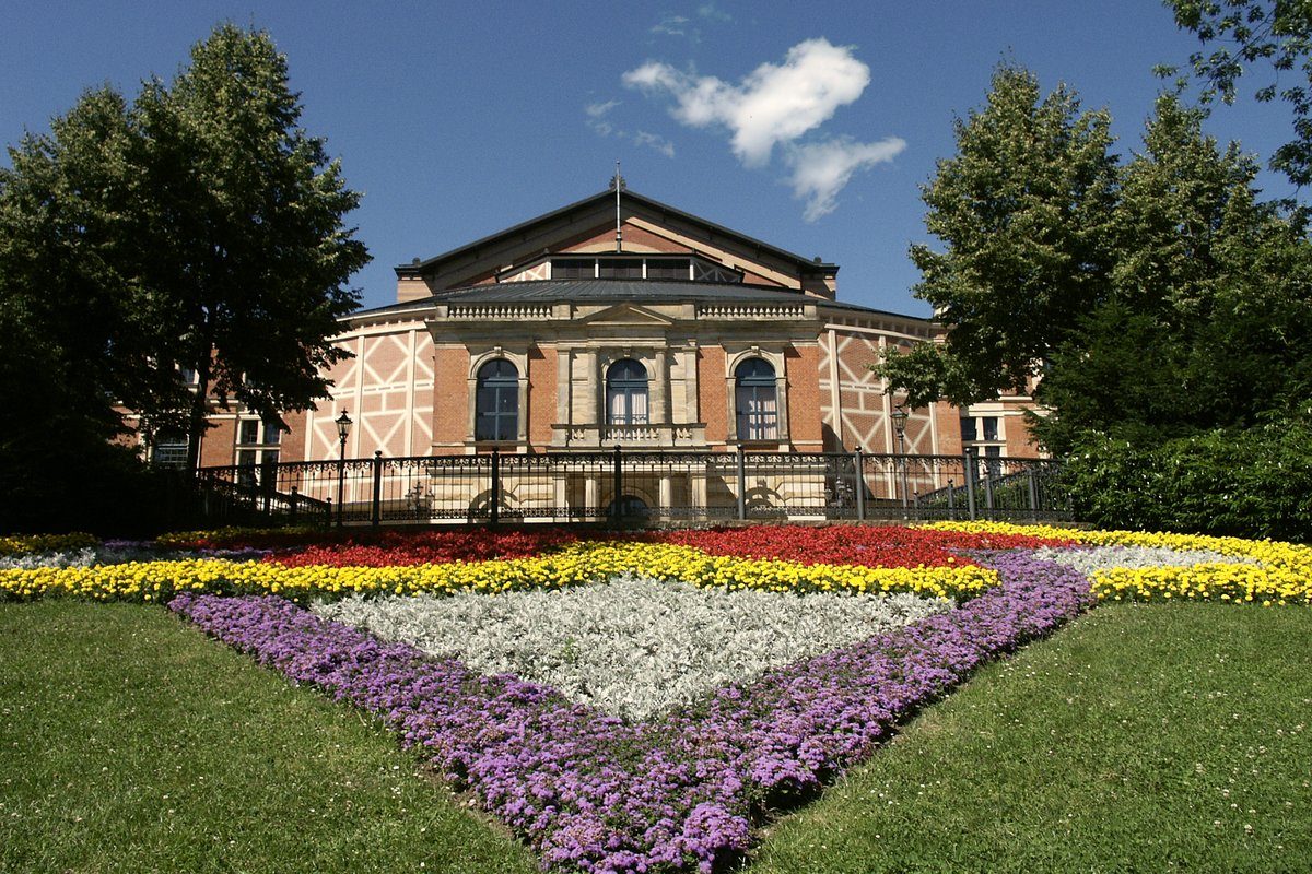 Festspielhaus w Bayreuth — teatr zbudowany przez Wagnera dla „Pierścienia Nibelunga" (premiera 1876) · źródło: Rico Neitzel, Wikimedia Commons, CC BY-SA 2.5