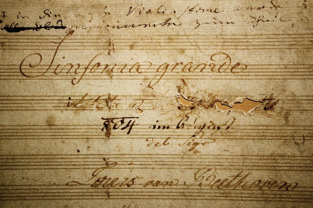Strona tytułowa III Symfonii „Eroica" z wydrapaną dedykacją dla Bonapartego · źródło: Ludwig van Beethoven, Wikimedia Commons, domena publiczna