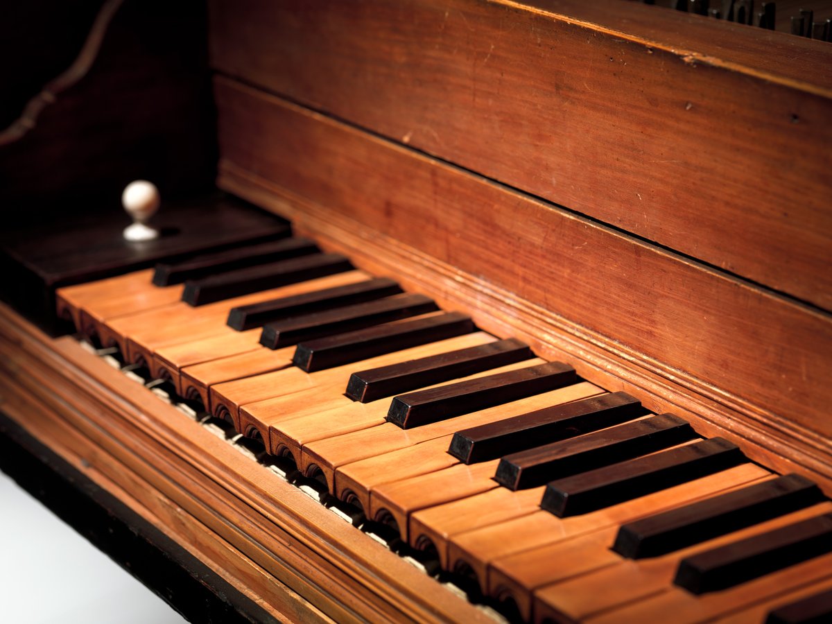 Fortepian (pianoforte) z 1720 roku — najstarszy zachowany instrument Bartolomea Cristoforiego, wynalazcy mechanizmu młoteczkowego · źródło: Metropolitan Museum of Art, Wikimedia Commons, CC0