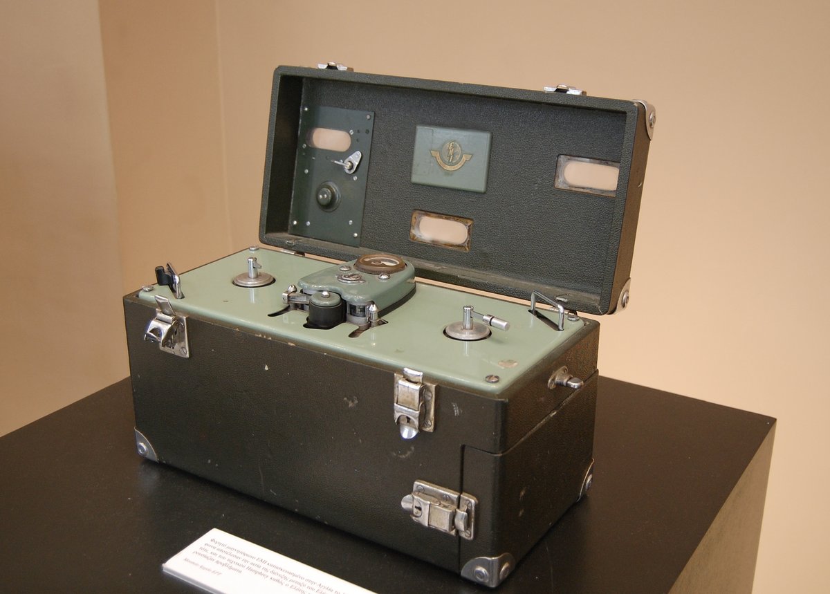 Magnetofon szpulowy (EMI, 1954) — taśma magnetyczna jako narzędzie muzyki konkretnej i elektronicznej · źródło: Badseed, Wikimedia Commons, CC BY-SA 3.0