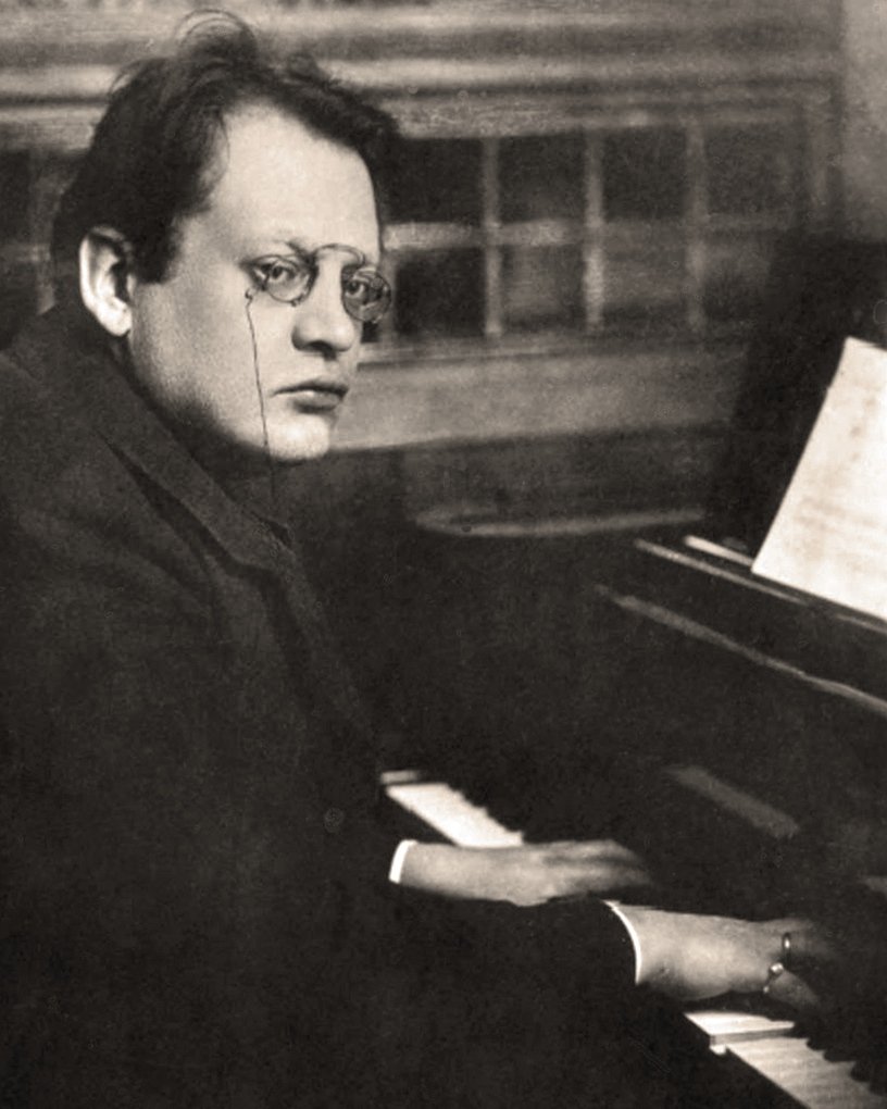 Max Reger przy fortepianie (ok. 1910), kompozytor łączący barokowy kontrapunkt z neoromantyczną harmoniką · źródło: Rudolf Dührkoop, Wikimedia Commons, domena publiczna