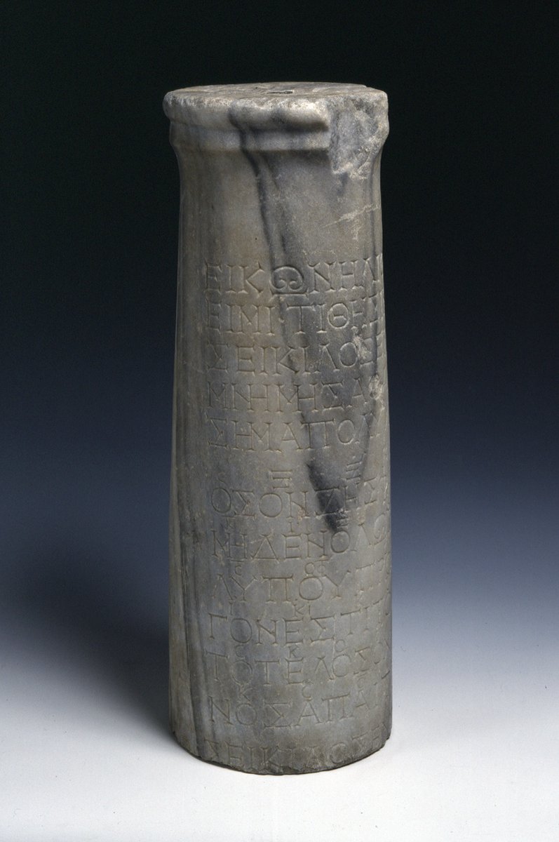 Stela Sejkilosa z najstarszym kompletnie zachowanym zapisem muzycznym świata (I w. n.e., grecka notacja literowa) · źródło: inharecherche (Flickr), Wikimedia Commons, CC BY 2.0