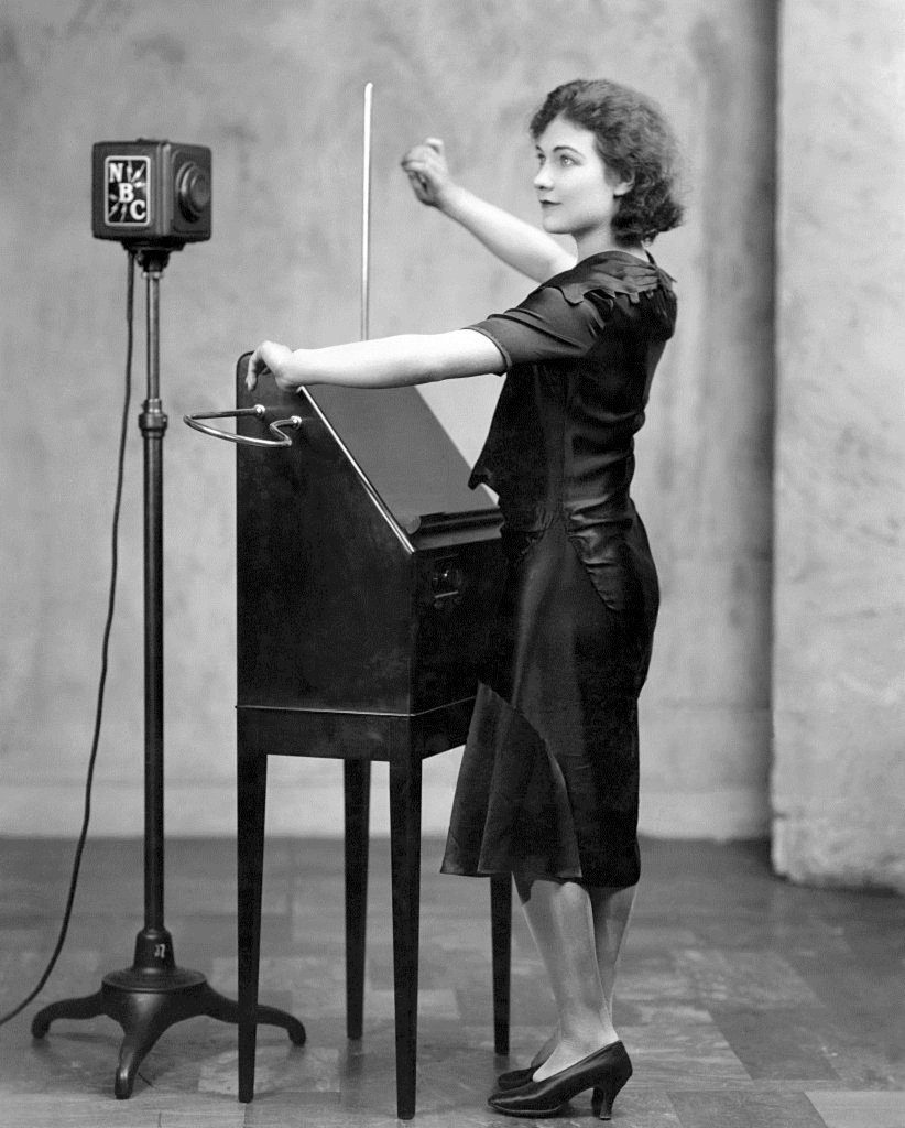 Theremin — wczesny instrument elektryczny (Alexandra Stepanoff, 1930), zapowiedź muzyki elektronicznej · źródło: What's On the Air Company, Wikimedia Commons, domena publiczna