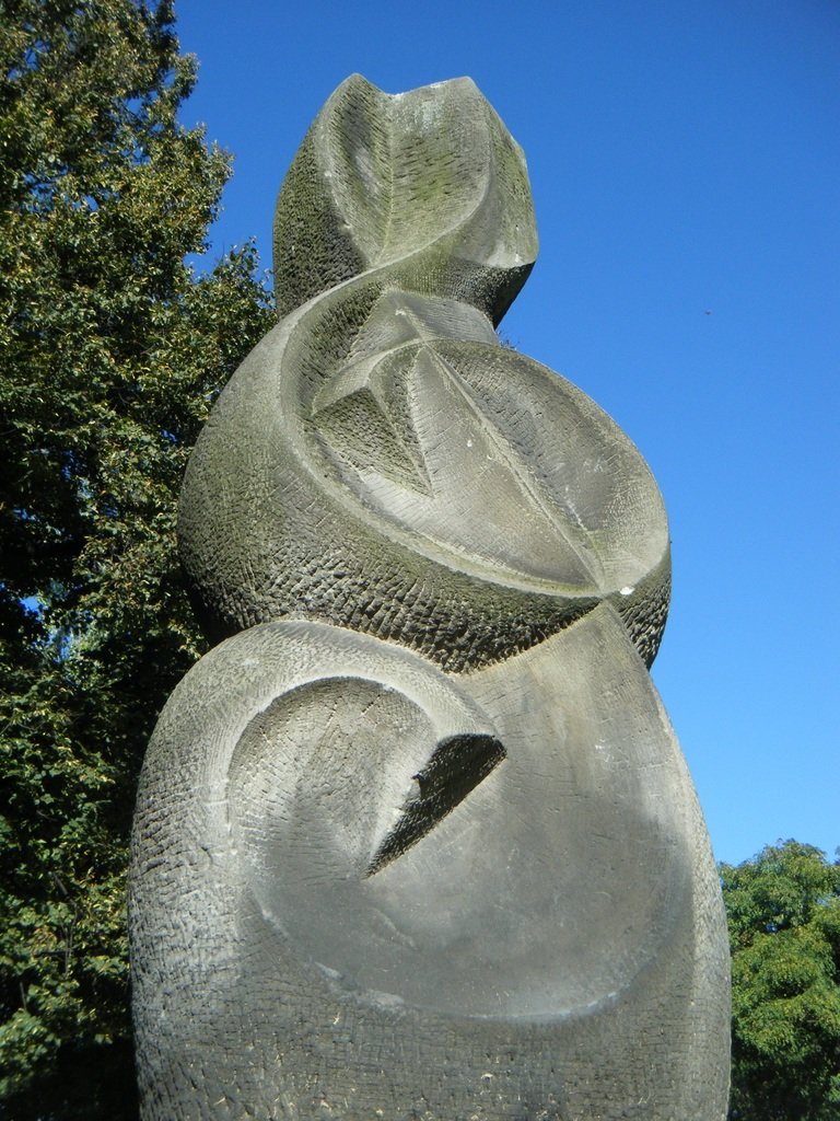 Rzeźba „Warszawska Jesień" przy Akademii Muzycznej w Warszawie · źródło: Tadeusz Rudzki, Wikimedia Commons, CC BY-SA 3.0