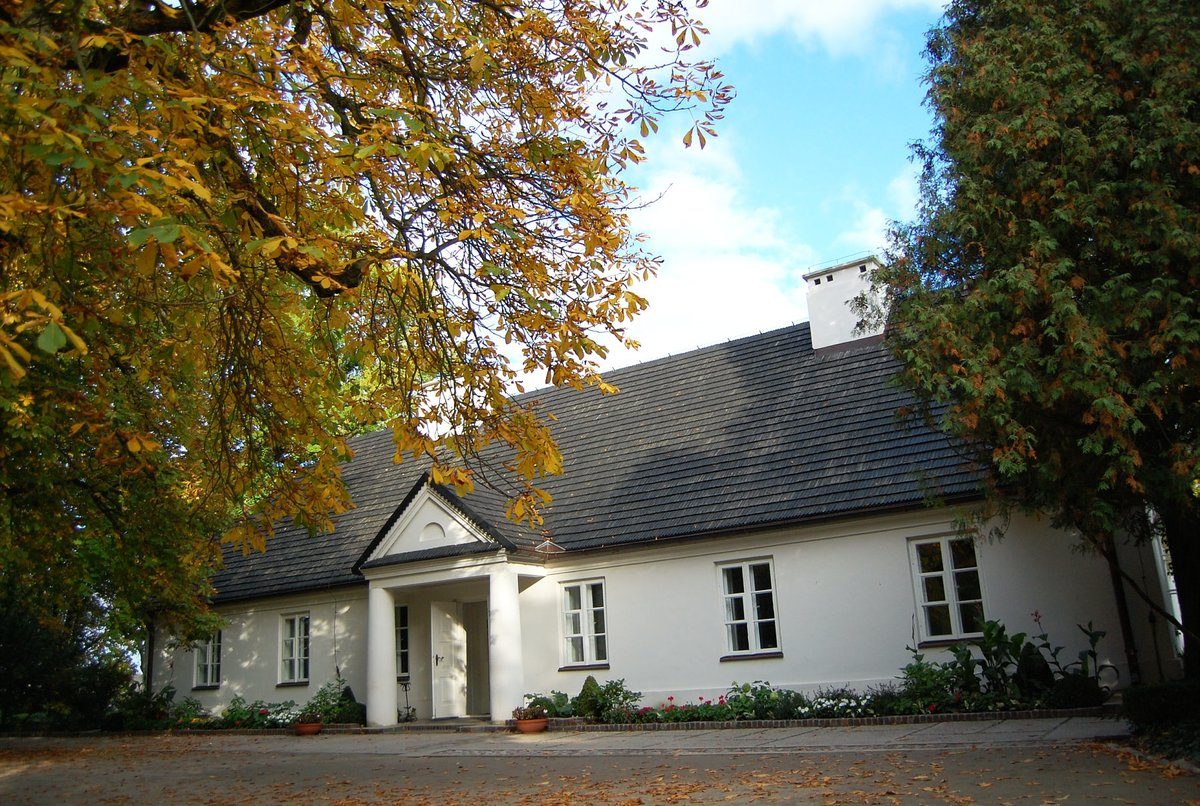 Dworek w Żelazowej Woli — miejsce urodzenia Fryderyka Chopina · źródło: Inqv, Wikimedia Commons, domena publiczna