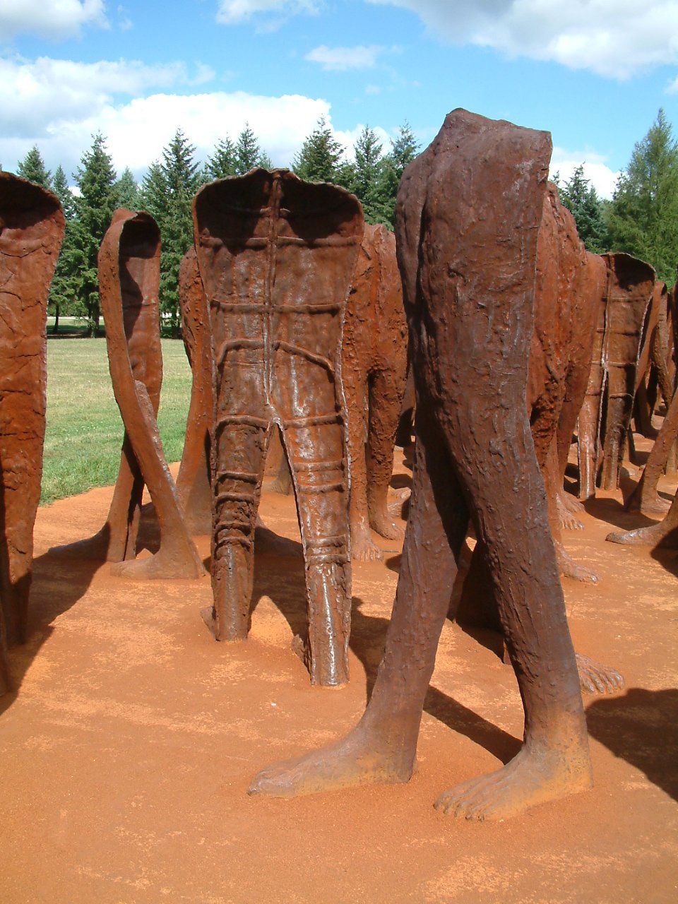 Magdalena Abakanowicz, Nierozpoznani (2002, Park Cytadela, Poznań) — grupa bezgłowych żeliwnych postaci; ciało zbiorowe bez tożsamości, metafora anonimizacji w systemie · źródło: fot. Radomil, Wikimedia Commons, CC BY-SA 3.0