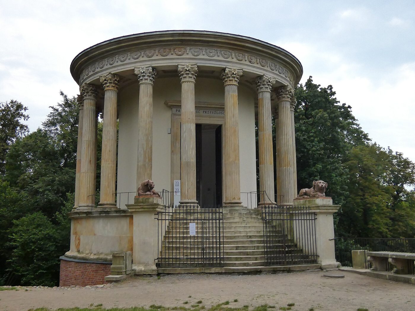 Piotr Aigner, Świątynia Sybilli w Puławach (1798–1801) — okrągła budowla otoczona kolumnami, wzorowana na antycznej świątyni w Tivoli · źródło: fot. KonasAdam, Wikimedia Commons, CC BY-SA 4.0