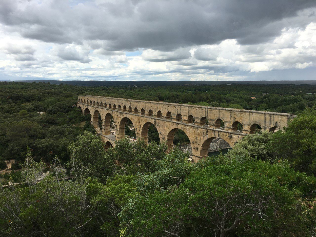 Pont du Gard (I w. n.e., płd. Francja) — rzymski akwedukt nad doliną rzeki Gard; trzy kondygnacje arkad prowadziły wodę siłą grawitacji · źródło: Isabel Rincon, Wikimedia Commons, CC BY-SA 4.0