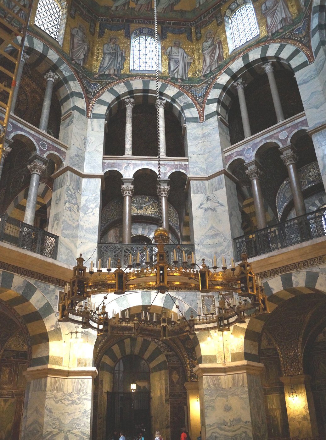 Kaplica palatyna w Akwizgranie (ok. 792–805) — ośmioboczny rdzeń z dwukondygnacyjnymi emporami, wzorowany na San Vitale w Rawennie · źródło: CaS2000, Wikimedia Commons, CC BY-SA 3.0