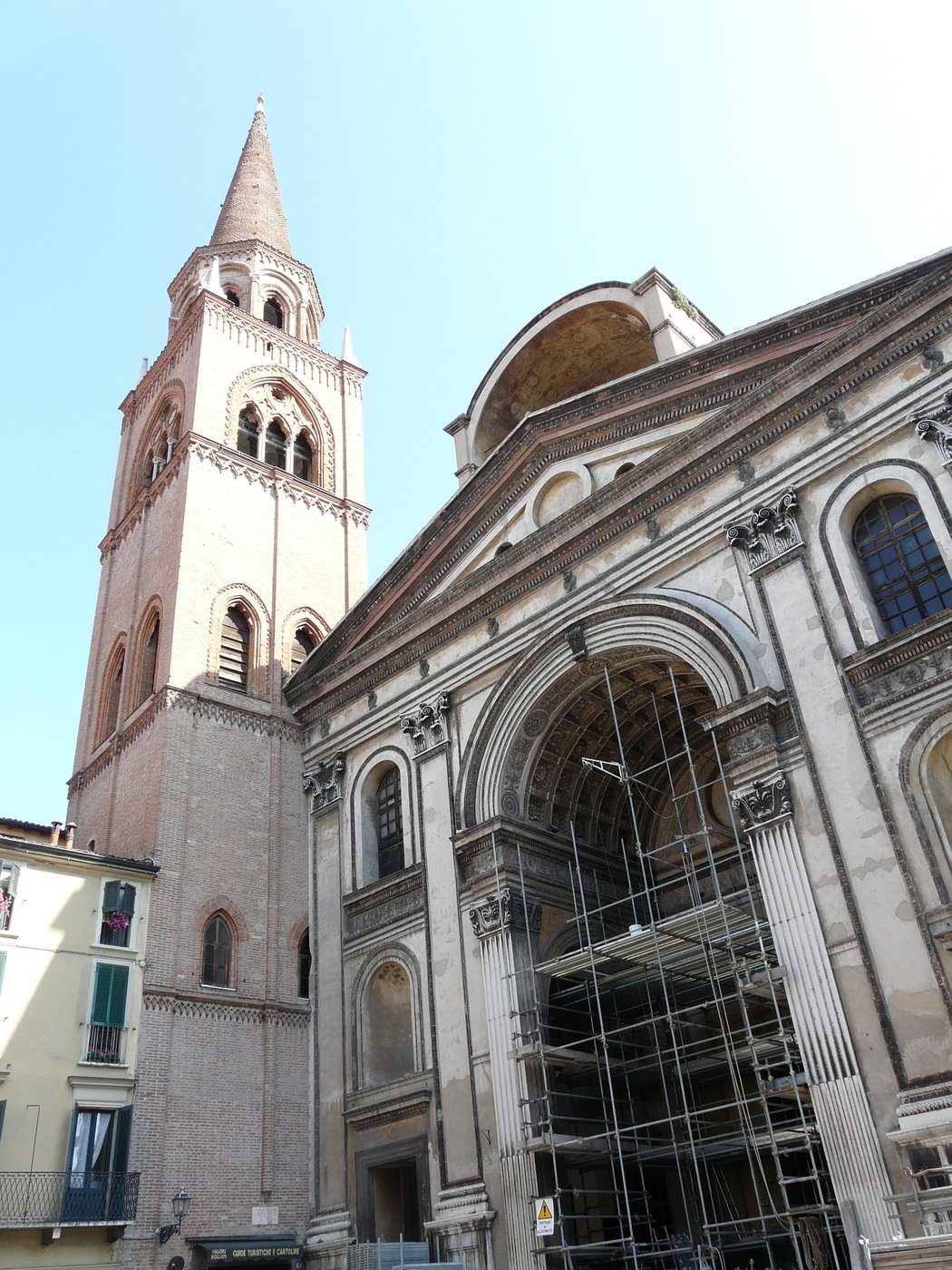 Alberti, kościół Sant'Andrea w Mantui (proj. 1470) — fasada łącząca łuk triumfalny z portykiem świątynnym; wielki łuk centralny spięty pilastrami · źródło: Davide Papalini, Wikimedia Commons, CC BY-SA 3.0