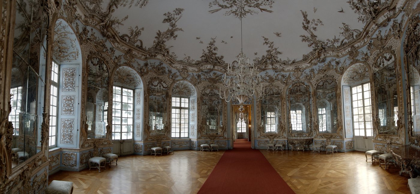 Sala Lustrzana pałacyku Amalienburg (1734–39, Monachium) — szczyt wnętrza rokokowego: srebrno-błękitny rocaille, zwierciadła, asymetria · źródło: Kclb, Wikimedia Commons, CC BY-SA 3.0