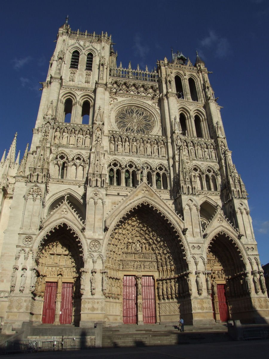 Katedra w Amiens (od ok. 1220) — gotyk promienisty: fasada trójdzielna z głębokimi portalami i galerią wielkich okien; najwyższa nawa gotycka Francji · źródło: Mattana, Wikimedia Commons, CC BY-SA 3.0