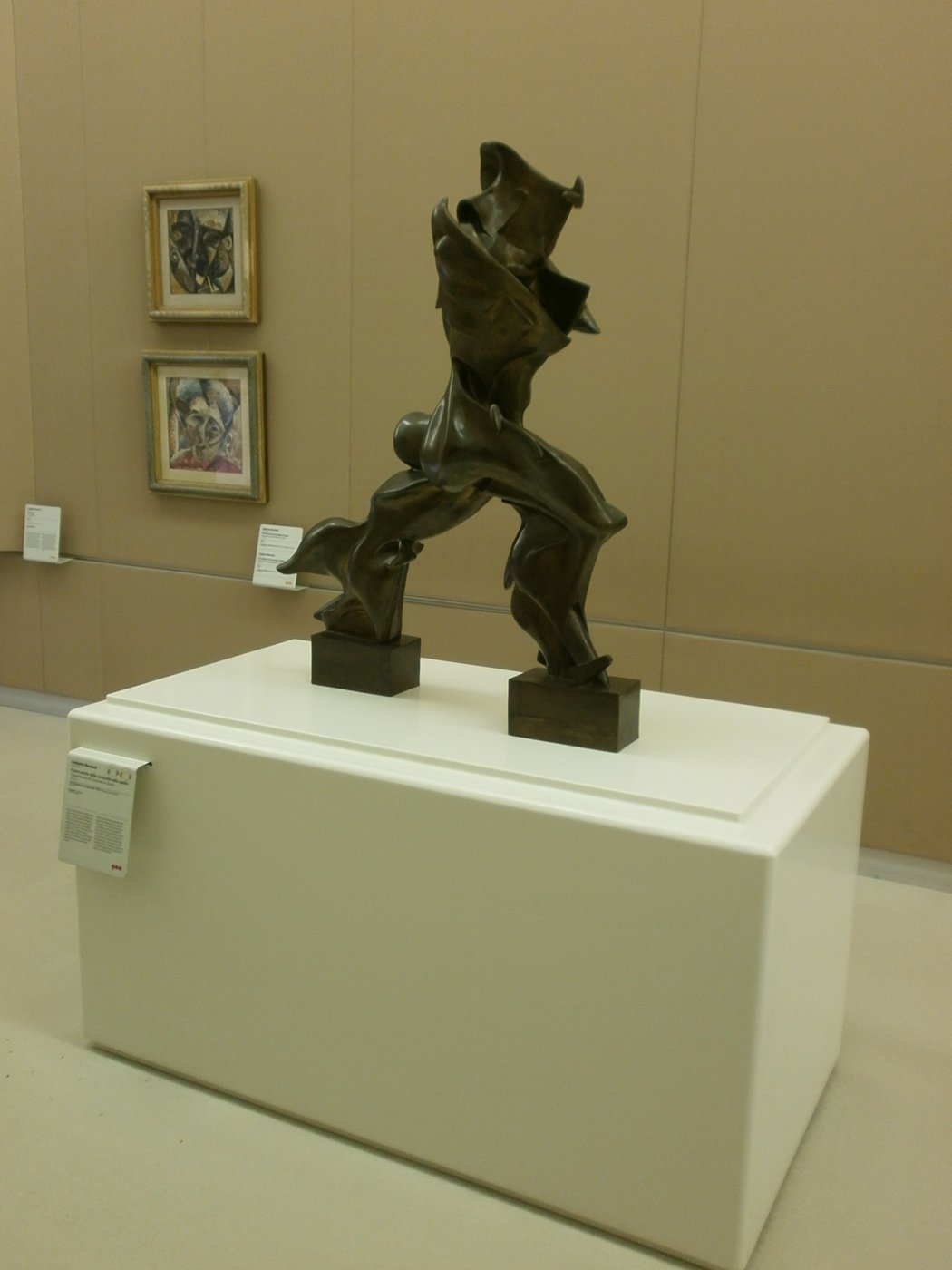 Umberto Boccioni, Jedyne formy ciągłości w przestrzeni (1913, brąz, Museo del Novecento) — krocząca figura rozpostarta w ruch; nie statua, lecz ruch zakrzepły w brązie · źródło: fot. Stefano Stabile, Wikimedia Commons, CC BY-SA 3.0