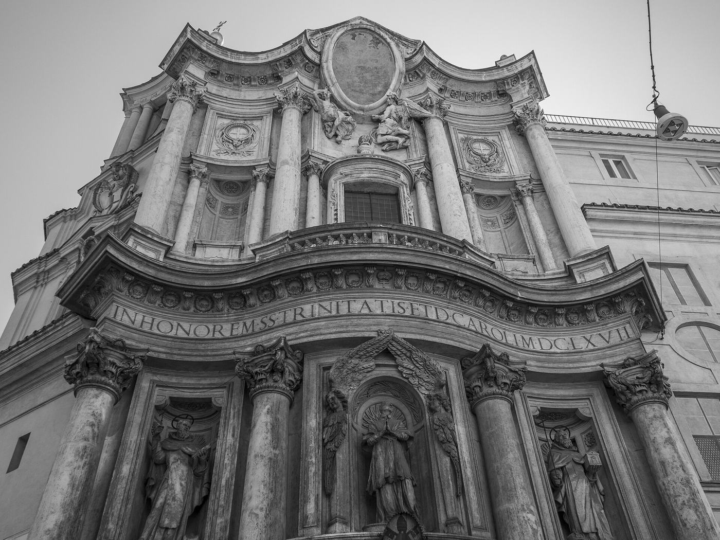 Francesco Borromini, fasada kościoła San Carlo alle Quattro Fontane w Rzymie (1665–1667) widziana od dołu, z wąskiej ulicy — gzymsy i ściana wyginają się to do przodu, to w tył · źródło: fot. Nicholas Hartmann, Wikimedia Commons, CC BY-SA 4.0