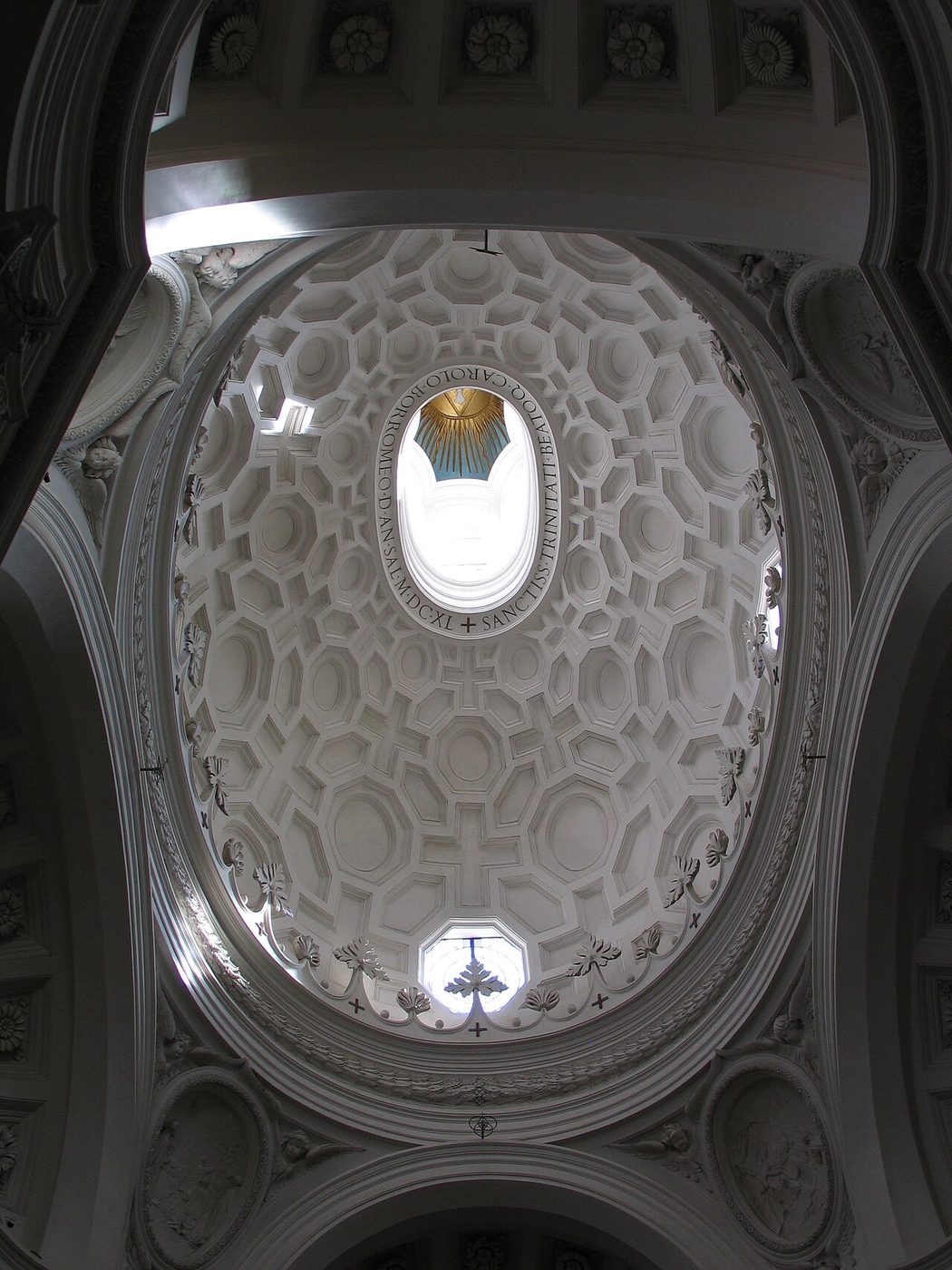 Borromini, owalna kopuła San Carlo alle Quattro Fontane — geometryczne kasetony maleją ku latarni, przez co kopuła wydaje się wyższa · źródło: fot. Chris Nas, Wikimedia Commons, CC BY-SA 3.0
