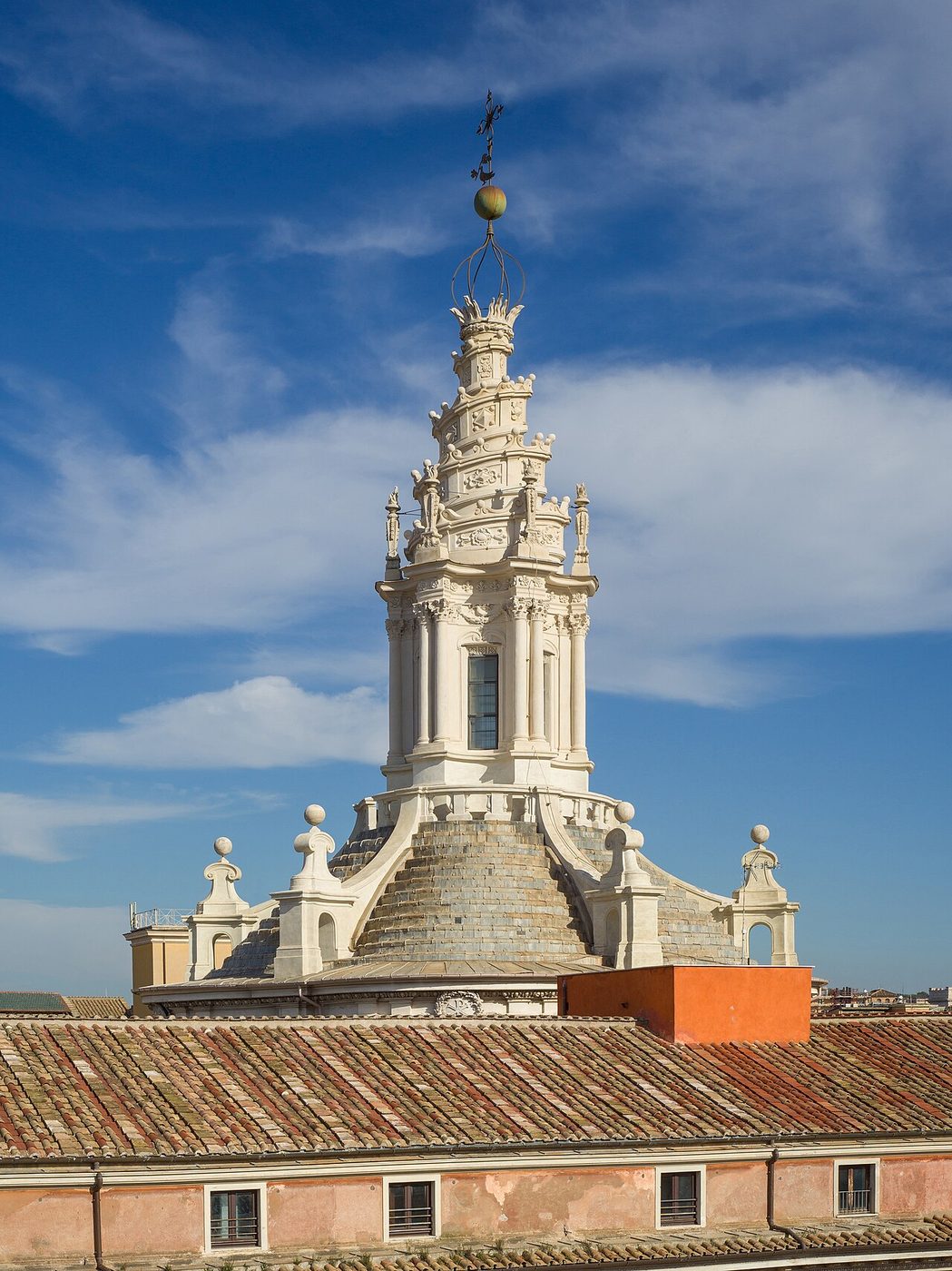 Borromini, latarnia kościoła Sant'Ivo alla Sapienza w Rzymie (1642–1660) — nad kopułą wieżyczka zakończona spiralą, która wkręca się w niebo · źródło: fot. Wolfgang Moroder, Wikimedia Commons, CC BY-SA 3.0