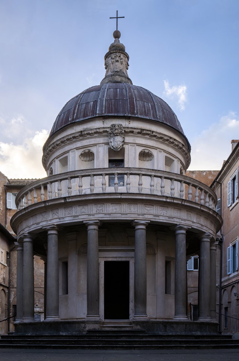 Bramante, Tempietto (ok. 1502, San Pietro in Montorio, Rzym) — miniaturowa okrągła kaplica o doskonałych proporcjach, perystyl w porządku doryckim; kwintesencja renesansu · źródło: Labicanense, Wikimedia Commons, CC BY 4.0