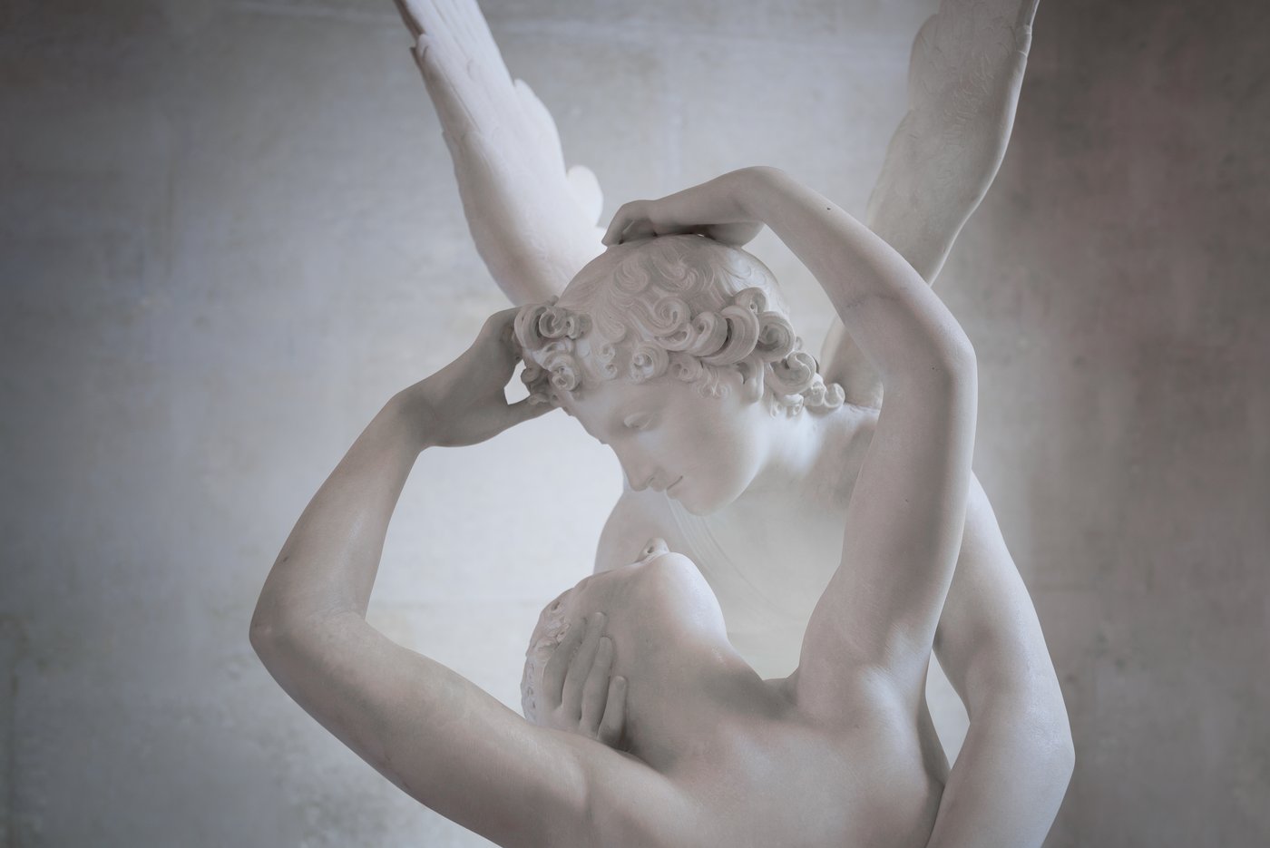 Canova, Amor i Psyche (1787–93, Luwr) — moment przed pocałunkiem w polerowanym marmurze karraryjskim; emocja „przetłumaczona" na elegancję · źródło: Joe deSousa, Wikimedia Commons, CC0