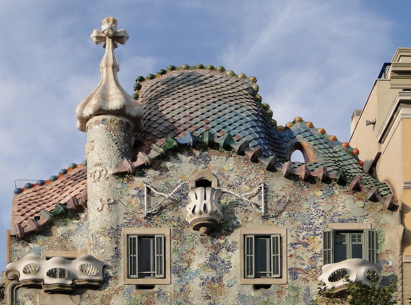 Antoni Gaudí, Casa Batlló (1904–06, Barcelona) — fasada bez jednej prostej linii: balkony jak czaszki, dach jak grzbiet smoka, ceramiczne łuski; bioarchitektura · źródło: fot. Bernard Gagnon, Wikimedia Commons, CC BY-SA 3.0