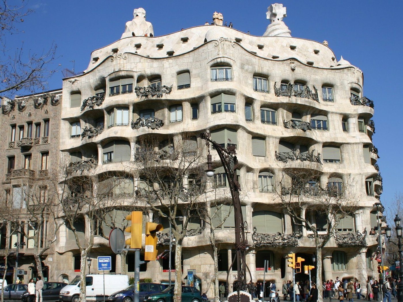 Antoni Gaudí, Casa Milà (La Pedrera) (1906–12, Barcelona) — falista, skalna fasada wykuta jakby przez morze; ani jednej prostej linii · źródło: fot. Josep Panadero, Wikimedia Commons, CC BY-SA 3.0