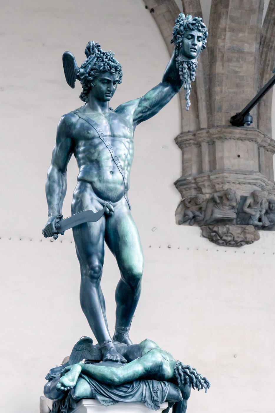 Cellini, Perseusz z głową Meduzy (1545–54, Loggia dei Lanzi, Florencja) — figura serpentinata w brązie: ciało skręcone w wielu kierunkach naraz · źródło: Morio, Wikimedia Commons, CC BY-SA 3.0
