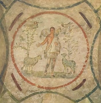 Dobry Pasterz — fresk z katakumb rzymskich (III–IV w.); Chrystus jako pasterz niosący owcę, motyw przejęty z antycznego Hermesa kriophorosa · źródło: Wikimedia Commons, domena publiczna
