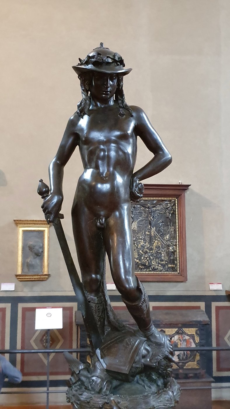 Donatello, Dawid (ok. 1440–1443, brąz, Bargello) — pierwszy od antyku wolno stojący akt w brązie; wyraźny kontrapost · źródło: fot. Yair Haklai, Wikimedia Commons, CC BY-SA 4.0