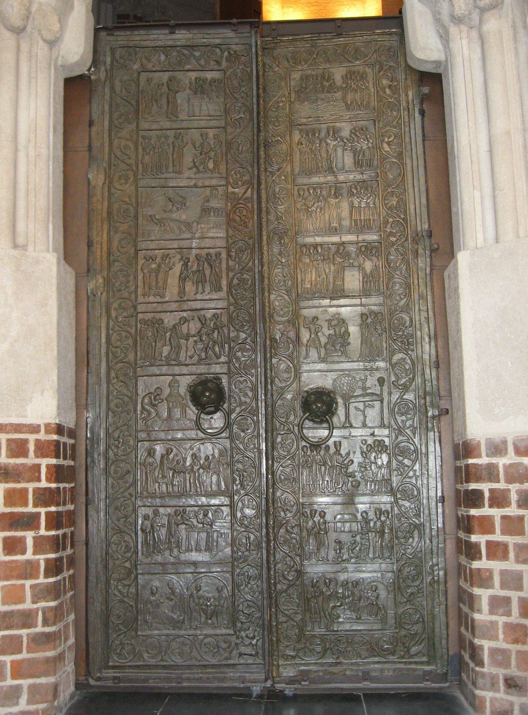 Drzwi Gnieźnieńskie (ok. 1170–1180, brąz) — 18 kwater z życia i męczeństwa św. Wojciecha; wzorowane na drzwiach z Hildesheim, manifest fundacji piastowskiej · źródło: Ludmiła Pilecka, Wikimedia Commons, CC BY 3.0