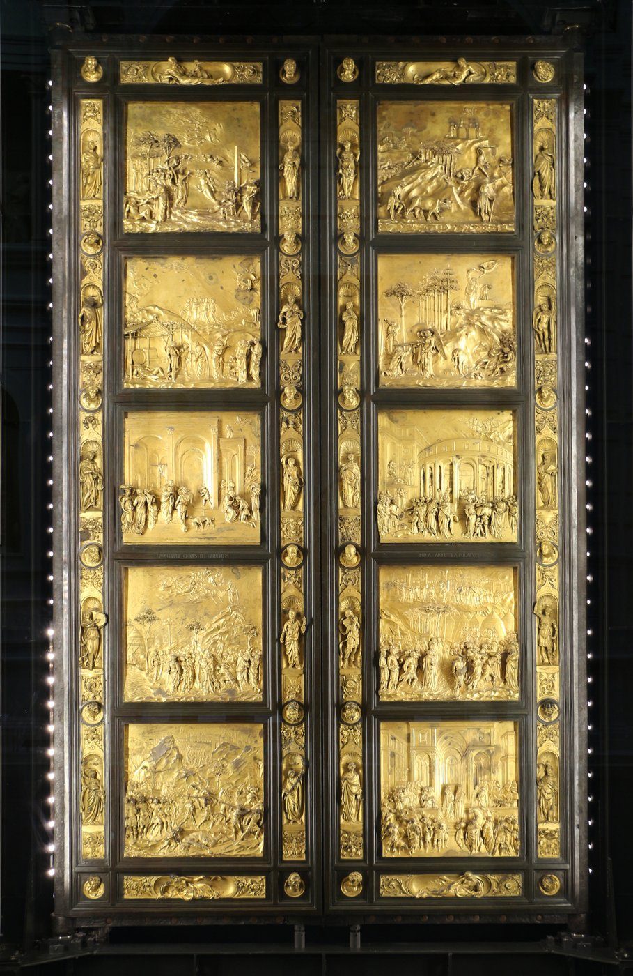 Drzwi Raju Lorenza Ghibertiego (1425–1452, baptysterium florenckie) — dziesięć złoconych kwater ze Starego Testamentu; perspektywa i gradacja wypukłości w brązie · źródło: Sailko, Wikimedia Commons, CC BY 3.0