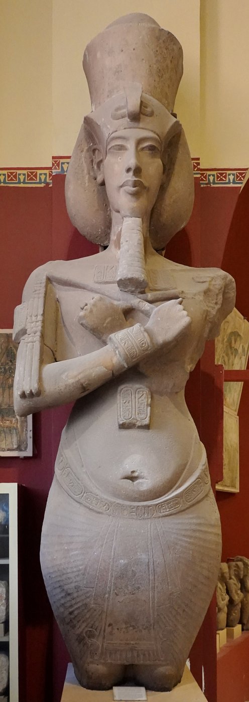 Kolos Echnatona z Karnaku (ok. 1350 p.n.e., Muzeum Egipskie w Kairze) — styl amarneński: wydłużona twarz, wąskie oczy, zaokrąglone biodra; inna konwencja, nie realizm · źródło: Olaf Tausch, Wikimedia Commons, CC BY 3.0