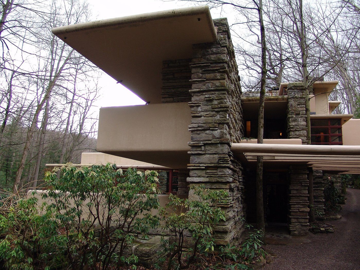Frank Lloyd Wright, Fallingwater (Dom nad wodospadem) (1935–1939, Pensylwania) — betonowe tarasy wsuwają się nad wodospad; organicyzm: dom wyrasta ze skały · źródło: fot. Lykantrop, Wikimedia Commons, copyrighted free use