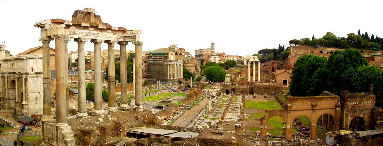 Forum Romanum — publiczne serce Rzymu: świątynie, bazyliki i łuki triumfalne skupione w jednym miejscu · źródło: Hans E C Johansson, Wikimedia Commons, CC BY-SA 3.0