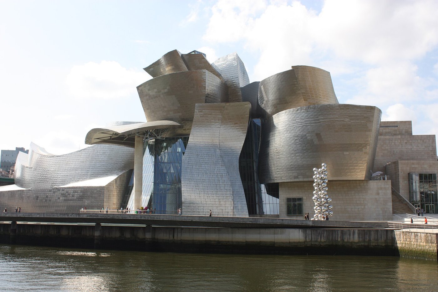 Frank Gehry, Muzeum Guggenheima w Bilbao (1997) — nieregularne bryły w okleinie tytanowej, bez prostych kątów i symetrii; dekonstruktywizm i „efekt Bilbao" · źródło: fot. Ardfern, Wikimedia Commons, CC BY-SA 3.0