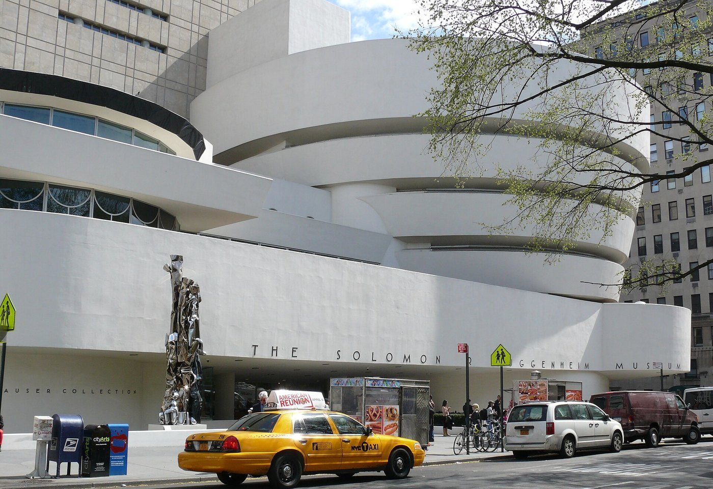 Frank Lloyd Wright, Muzeum Guggenheima (1959, Nowy Jork) — spiralna rampa wokół centralnego atrium; sam budynek jest rzeźbą · źródło: fot. Ad Meskens, Wikimedia Commons, CC BY-SA 3.0