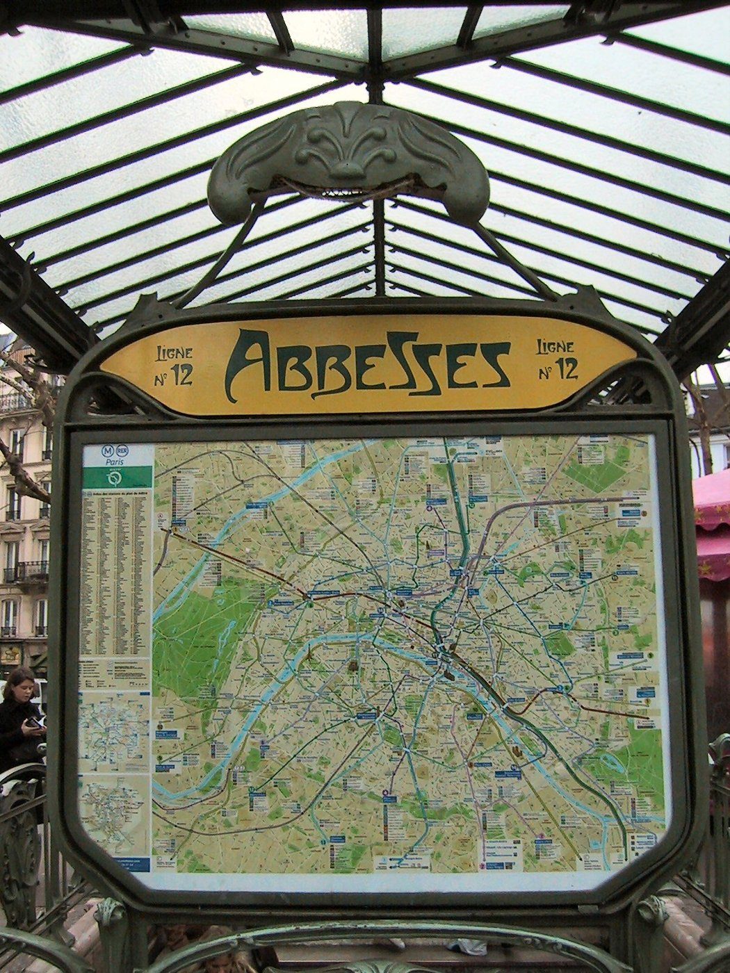 Hector Guimard, wejście do metra paryskiego (projekt 1900; ten edykuł stał pierwotnie przy stacji Hôtel de Ville, na Abbesses przeniesiono go w 1974) — kute żelazo jak łodygi rośliny drapieżnej, kielichy lamp; ikona Art Nouveau w przestrzeni miejskiej · źródło: fot. Hullie, Wikimedia Commons, CC BY-SA 3.0
