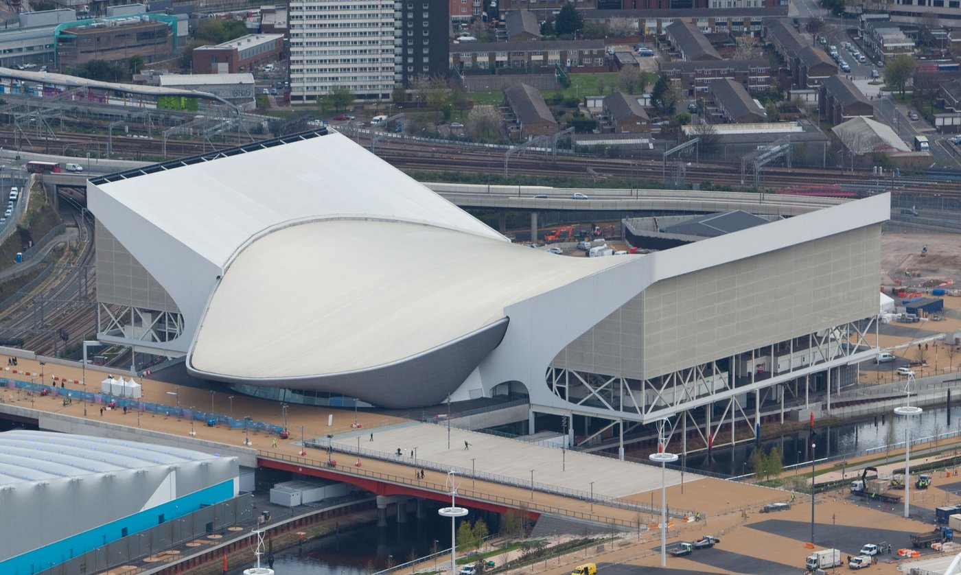 Zaha Hadid, London Aquatics Centre (2011, Londyn) — widok z góry: dach nad basenami faluje jak fala wody (boczne trybuny na igrzyska 2012 były tymczasowe); formy możliwe dopiero dzięki projektowaniu komputerowemu (CAD) · źródło: EG Focus, Wikimedia Commons, CC BY 2.0