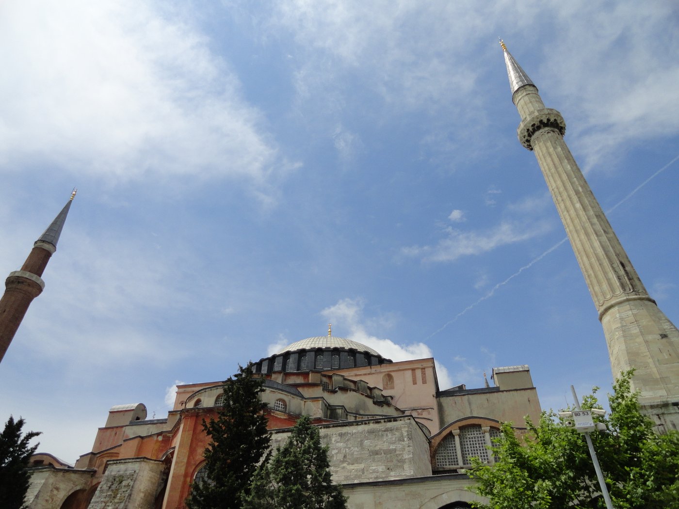 Hagia Sophia (Mądrości Bożej) w Stambule — bryła zwieńczona wielką kopułą, z minaretami dobudowanymi po 1453 r. (gdy stała się meczetem) · źródło: Veselina Dzhingarova, Wikimedia Commons, CC BY 2.0