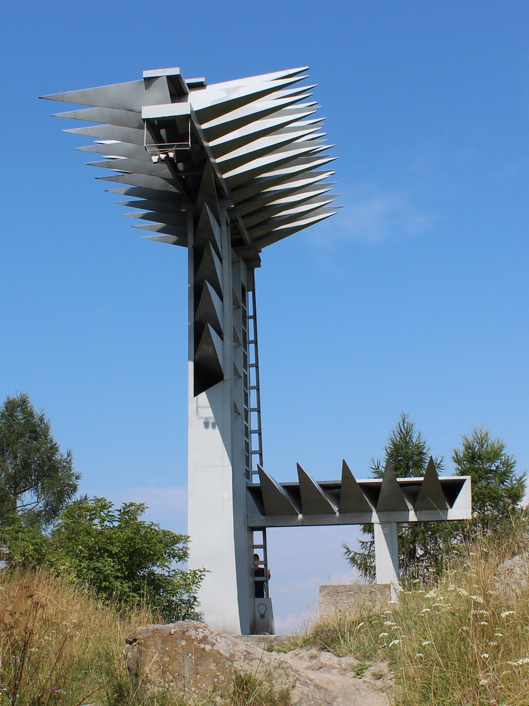 Władysław Hasior, Żelazne organy (1966, przełęcz Snozka) — plenerowy pomnik-instalacja pomyślany jako organy grające na wietrze, które jednak nigdy nie zagrały (nie zamontowano elementów dźwiękowych); asamblaż i symbolika miejsca · źródło: fot. Rafał M. Socha (Azymut), Wikimedia Commons, CC BY-SA 4.0
