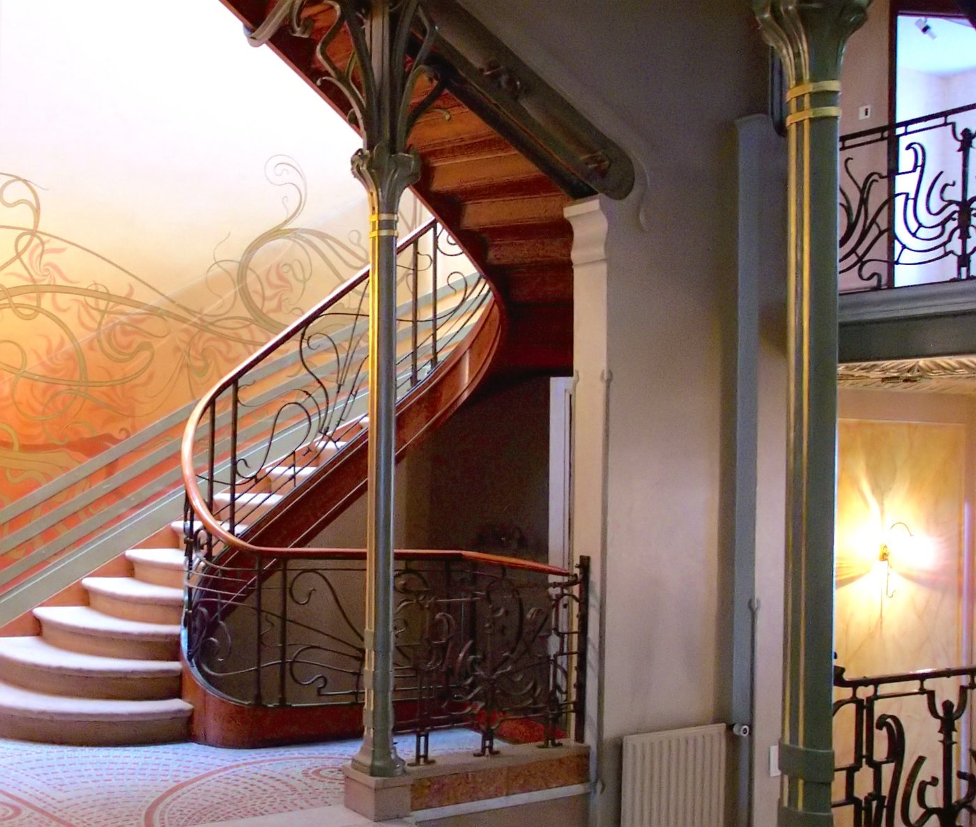 Victor Horta, Hôtel Tassel (1893, Bruksela) — klatka schodowa: żelazne pędy „coup de fouet" rozchodzą się po ścianach i suficie; żelazo jako dekoracja · źródło: fot. Henry Townsend, Wikimedia Commons, domena publiczna