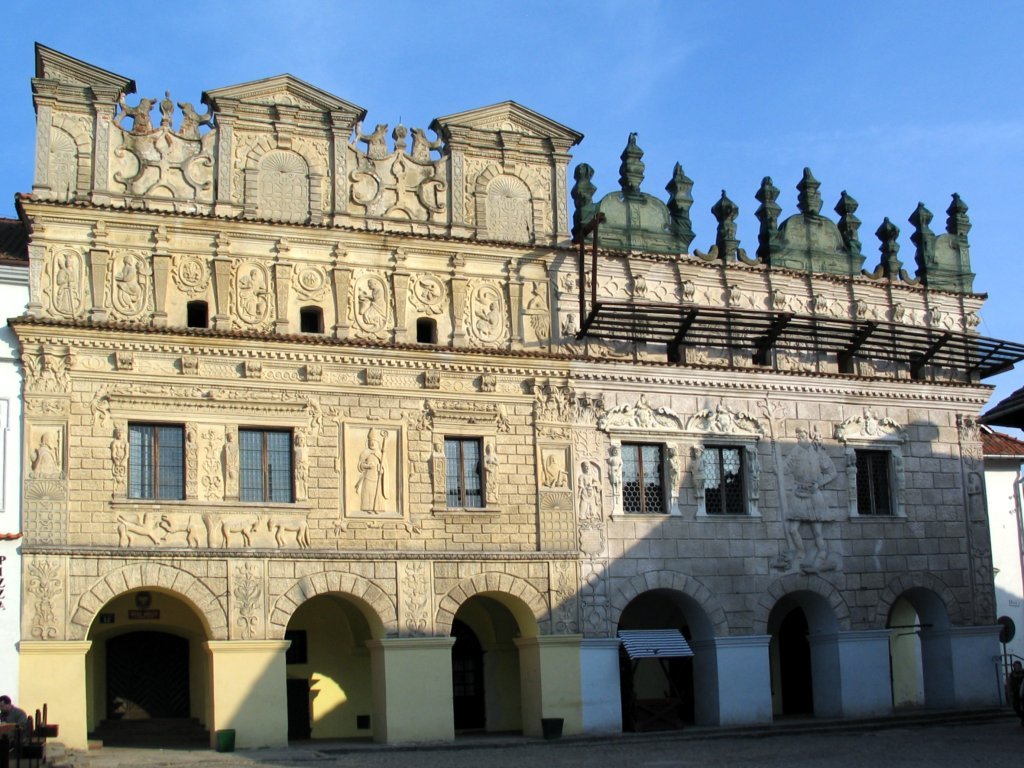 Kamienice Przybyłów w Kazimierzu Dolnym (ok. 1615) — renesans lubelski: bogate płaskorzeźby ze stiuku i attykowe szczyty zamiast włoskiej oszczędności · źródło: R. J. Tomczak, Wikimedia Commons, CC BY-SA 3.0