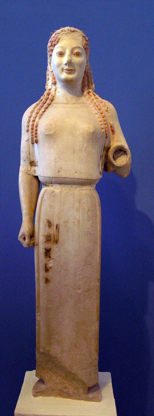 Kore (typ archaiczny, Akropol ateński) — odziana postać kobieca, żeński odpowiednik kurosa; archaiczny uśmiech, ślady polichromii · źródło: Marsyas, Wikimedia Commons, CC BY-SA 2.5