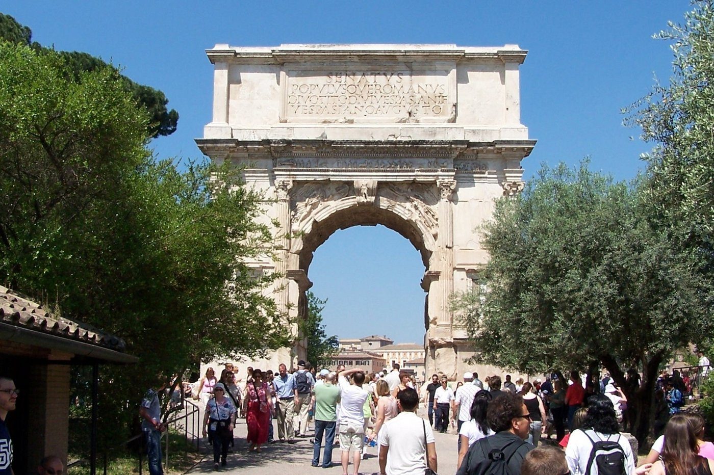 Łuk Tytusa na Forum Romanum (81–82 n.e.) — jednoprzelotowy łuk triumfalny; w przejściu relief z pochodem niosącym menorę zdobytą w Jerozolimie · źródło: Berthold Werner, Wikimedia Commons, domena publiczna